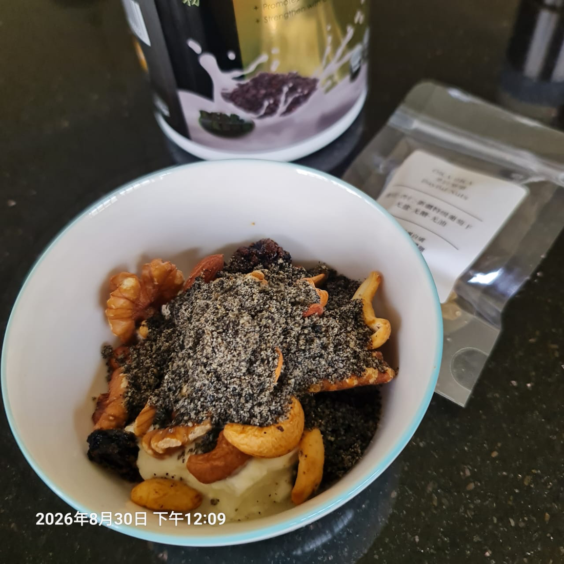 顾客在优格上加入 OKA-OKA 美日坚果和 BNC 纯黑芝麻粉的点心碗，照片显示时间为 2026 年 8 月 30 日下午 12:09