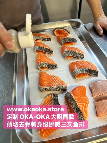 主厨为带皮三文鱼排撒盐和白胡椒，准备葱姜酱蒸三文鱼