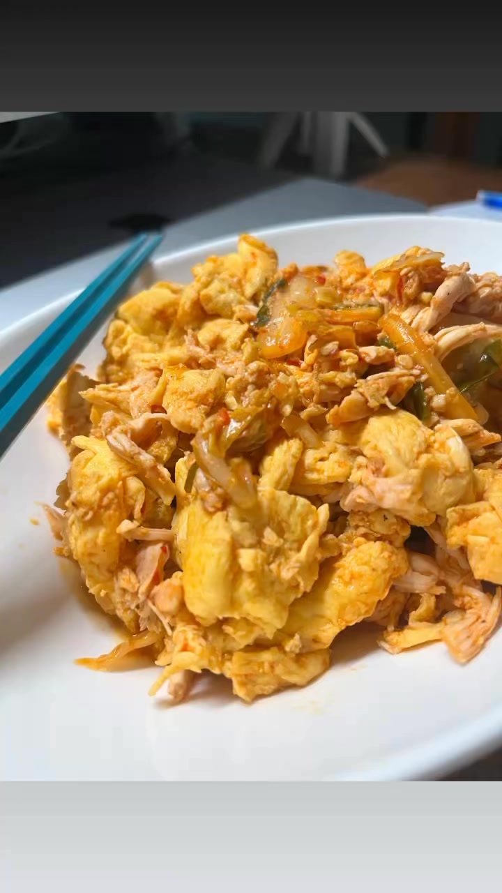鸡胸泡菜炒蛋怎么做？鸡丝和半熟蛋快手版