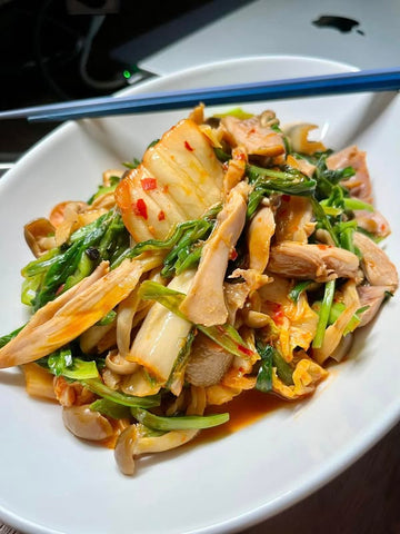 老卤鸡腿配青龙菜、鸿禧菇和泡菜快炒