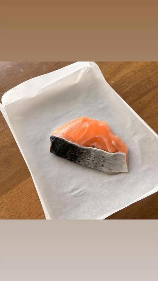 烤箱三文鱼西兰花盘怎么做？一份简单轻食搭配